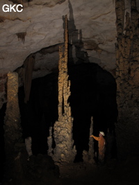 Stalagmites et colonnes dans la grotte de Shuidong 水洞  (Qiannan 黔南, Pingtang 平塘, Guizhou 贵州省, Chine).