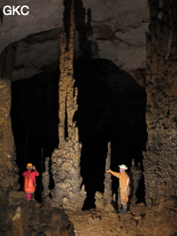 Stalagmites et colonnes dans la grotte de Shuidong 水洞  (Qiannan 黔南, Pingtang 平塘, Guizhou 贵州省, Chine).