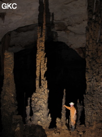 Stalagmites et colonnes dans la grotte de Shuidong 水洞  (Qiannan 黔南, Pingtang 平塘, Guizhou 贵州省, Chine).