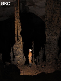 Stalagmites et colonnes dans la grotte de Shuidong 水洞  (Qiannan 黔南, Pingtang 平塘, Guizhou 贵州省, Chine).