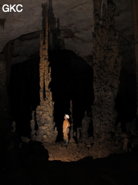 Stalagmites et colonnes dans la grotte de Shuidong 水洞  (Qiannan 黔南, Pingtang 平塘, Guizhou 贵州省, Chine).