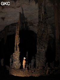 Stalagmites et colonnes dans la grotte de Shuidong 水洞  (Qiannan 黔南, Pingtang 平塘, Guizhou 贵州省, Chine).