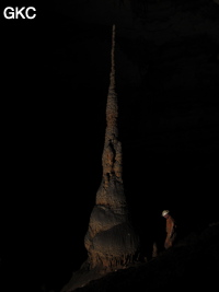 Stalagmites dans la grotte de Shuidong 水洞  (Qiannan 黔南, Pingtang 平塘, Guizhou 贵州省, Chine).