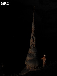 Stalagmites dans la grotte de Shuidong 水洞  (Qiannan 黔南, Pingtang 平塘, Guizhou 贵州省, Chine).