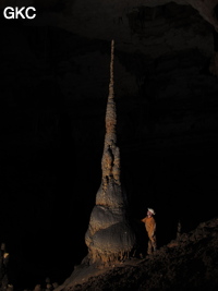 Stalagmites dans la grotte de Shuidong 水洞  (Qiannan 黔南, Pingtang 平塘, Guizhou 贵州省, Chine).