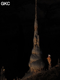 Stalagmites dans la grotte de Shuidong 水洞  (Qiannan 黔南, Pingtang 平塘, Guizhou 贵州省, Chine).