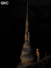 Stalagmites dans la grotte de Shuidong 水洞  (Qiannan 黔南, Pingtang 平塘, Guizhou 贵州省, Chine).