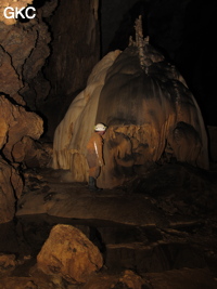 Dôme stalagmitique dans la grotte de Shuidong 水洞  (Qiannan 黔南, Pingtang 平塘, Guizhou 贵州省, Chine).