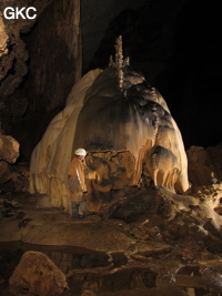 Dôme stalagmitique dans la grotte de Shuidong 水洞  (Qiannan 黔南, Pingtang 平塘, Guizhou 贵州省, Chine).