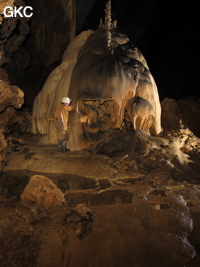 Dôme stalagmitique dans la grotte de Shuidong 水洞  (Qiannan 黔南, Pingtang 平塘, Guizhou 贵州省, Chine).
