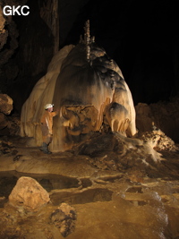 Dôme stalagmitique dans la grotte de Shuidong 水洞  (Qiannan 黔南, Pingtang 平塘, Guizhou 贵州省, Chine).