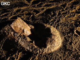 Vieux cratère d'impact de chute de concrétion dans le sol argileux de la grotte de Shuidong 水洞 (Qiannan 黔南, Pingtang 平塘, Guizhou 贵州省, Chine).