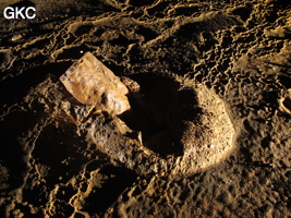 Vieux cratère d'impact de chute de concrétion dans le sol argileux de la grotte de Shuidong 水洞 (Qiannan 黔南, Pingtang 平塘, Guizhou 贵州省, Chine).