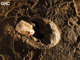 Vieux cratère d'impact de chute de concrétion dans le sol argileux de la grotte de Shuidong 水洞 (Qiannan 黔南, Pingtang 平塘, Guizhou 贵州省, Chine).