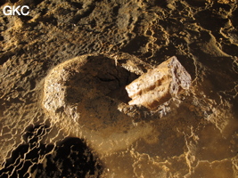 Vieux cratère d'impact de chute de concrétion dans le sol argileux de la grotte de Shuidong 水洞 (Qiannan 黔南, Pingtang 平塘, Guizhou 贵州省, Chine).