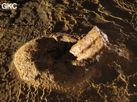 Vieux cratère d'impact de chute de concrétion dans le sol argileux de la grotte de Shuidong 水洞 (Qiannan 黔南, Pingtang 平塘, Guizhou 贵州省, Chine).