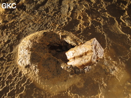 Vieux cratère d'impact de chute de concrétion dans le sol argileux de la grotte de Shuidong 水洞 (Qiannan 黔南, Pingtang 平塘, Guizhou 贵州省, Chine).