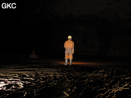 Gours dans la grotte de Shuidong 水洞  (Qiannan 黔南, Pingtang 平塘, Guizhou 贵州省, Chine).