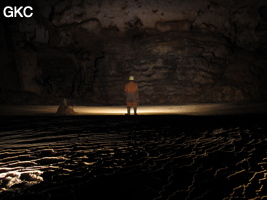 Gours dans la grotte de Shuidong 水洞  (Qiannan 黔南, Pingtang 平塘, Guizhou 贵州省, Chine).