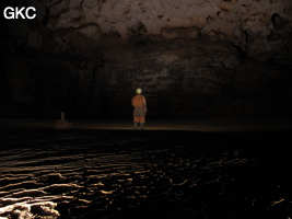 Gours dans la grotte de Shuidong 水洞  (Qiannan 黔南, Pingtang 平塘, Guizhou 贵州省, Chine).