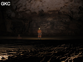 Gours dans la grotte de Shuidong 水洞  (Qiannan 黔南, Pingtang 平塘, Guizhou 贵州省, Chine).