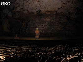 Gours dans la grotte de Shuidong 水洞  (Qiannan 黔南, Pingtang 平塘, Guizhou 贵州省, Chine).