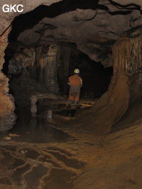 Galerie dans la grotte de Shuidong 水洞 (Qiannan 黔南, Pingtang 平塘, Guizhou 贵州省, Chine).