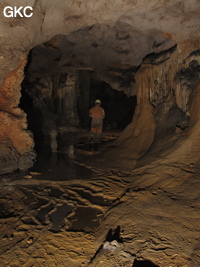 Galerie dans la grotte de Shuidong 水洞 (Qiannan 黔南, Pingtang 平塘, Guizhou 贵州省, Chine).
