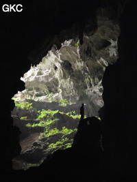 A contre-jour la galerie de l'entrée supérieure de la grotte de Shuidong 水洞  (Qiannan 黔南, Pingtang 平塘, Guizhou 贵州省, Chine).