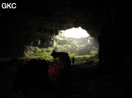 A contre-jour la galerie de l'entrée inférieure de la grotte de Shuidong 水洞 et sa puissante muraille de fortification (Qiannan 黔南, Pingtang 平塘, Guizhou 贵州省, Chine).