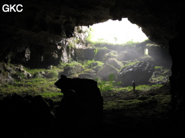 A contre-jour la galerie de l'entrée inférieure de la grotte de Shuidong 水洞 et sa puissante muraille de fortification (Qiannan 黔南, Pingtang 平塘, Guizhou 贵州省, Chine).