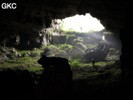 A contre-jour la galerie de l'entrée inférieure de la grotte de Shuidong 水洞 et sa puissante muraille de fortification (Qiannan 黔南, Pingtang 平塘, Guizhou 贵州省, Chine).