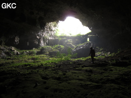 A contre-jour la galerie de l'entrée inférieure de la grotte de Shuidong 水洞 et sa puissante muraille de fortification (Qiannan 黔南, Pingtang 平塘, Guizhou 贵州省, Chine).