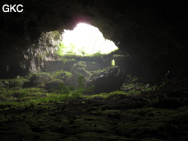 A contre-jour la galerie de l'entrée inférieure de la grotte de Shuidong 水洞 et sa puissante muraille de fortification (Qiannan 黔南, Pingtang 平塘, Guizhou 贵州省, Chine).