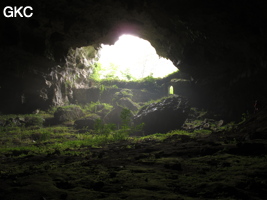 A contre-jour la galerie de l'entrée inférieure de la grotte de Shuidong 水洞 et sa puissante muraille de fortification (Qiannan 黔南, Pingtang 平塘, Guizhou 贵州省, Chine).