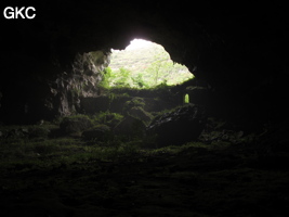 A contre-jour la galerie de l'entrée inférieure de la grotte de Shuidong 水洞 et sa puissante muraille de fortification (Qiannan 黔南, Pingtang 平塘, Guizhou 贵州省, Chine).