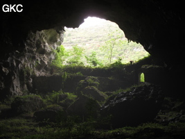 A contre-jour la galerie de l'entrée inférieure de la grotte de Shuidong 水洞 et sa puissante muraille de fortification (Qiannan 黔南, Pingtang 平塘, Guizhou 贵州省, Chine).