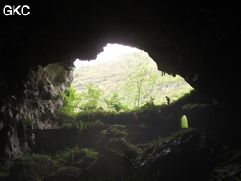 A contre-jour la galerie de l'entrée inférieure de la grotte de Shuidong 水洞 et sa puissante muraille de fortification (Qiannan 黔南, Pingtang 平塘, Guizhou 贵州省, Chine).