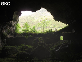 A contre-jour la galerie de l'entrée inférieure de la grotte de Shuidong 水洞 et sa puissante muraille de fortification (Qiannan 黔南, Pingtang 平塘, Guizhou 贵州省, Chine).