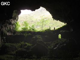 A contre-jour la galerie de l'entrée inférieure de la grotte de Shuidong 水洞 et sa puissante muraille de fortification (Qiannan 黔南, Pingtang 平塘, Guizhou 贵州省, Chine).