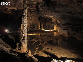 Gours, colonne, stalagmites, pilier stalagmitique dans la grotte de Shuidong 水洞  (Qiannan 黔南, Pingtang 平塘, Guizhou 贵州省, Chine).