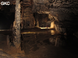 Dôme stalagmitique , stalagmites, gours dans la grotte de Shuidong 水洞  (Qiannan 黔南, Pingtang 平塘, Guizhou 贵州省, Chine).