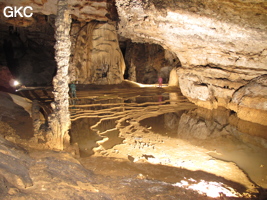 Dôme stalagmitique , stalagmites, gours dans la grotte de Shuidong 水洞  (Qiannan 黔南, Pingtang 平塘, Guizhou 贵州省, Chine).