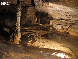 Dôme stalagmitique , stalagmites, gours dans la grotte de Shuidong 水洞  (Qiannan 黔南, Pingtang 平塘, Guizhou 贵州省, Chine).