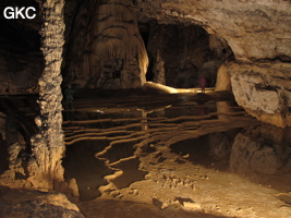 Gours, colonne, stalagmites, pilier stalagmitique dans la grotte de Shuidong 水洞  (Qiannan 黔南, Pingtang 平塘, Guizhou 贵州省, Chine).