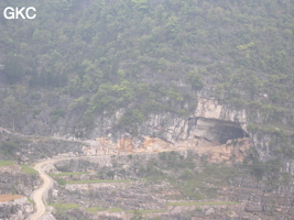 L'entrée sud-est de la grotte-tunnel de Chuandong - 穿洞, (Guizhou 贵州省, Qiannan 黔南, Pingtang 平塘).