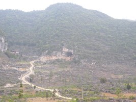 L'entrée sud-est de la grotte-tunnel de Chuandong - 穿洞, (Guizhou 贵州省, Qiannan 黔南, Pingtang 平塘).