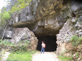 L'entrée nord-ouest de la grotte-tunnel de Chuandong - 穿洞,  et son mur de fortification (Guizhou 贵州省, Qiannan 黔南, Pingtang 平塘).