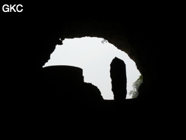 En contre jour l'entrée sud-est de la grotte tunnel de Chuandong - 穿洞, avec son réservoir d'eau (Guizhou 贵州省, Qiannan 黔南, Pingtang 平塘).