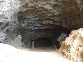 Coupoles de plafond dans la galerie d'entrée sud-est de la grotte-tunnel de Chuandong - 穿洞 (Guizhou 贵州省, Qiannan 黔南, Pingtang 平塘).